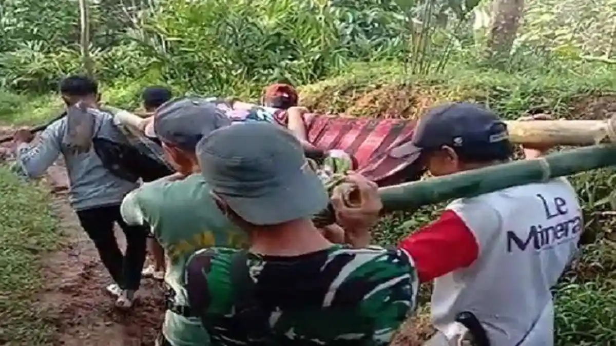 Ibu Hamil yang Hendak Melahirkan Ditandu Warga Pakai Bambu dan Sarung Lewati Perbukitan di Kuningan
