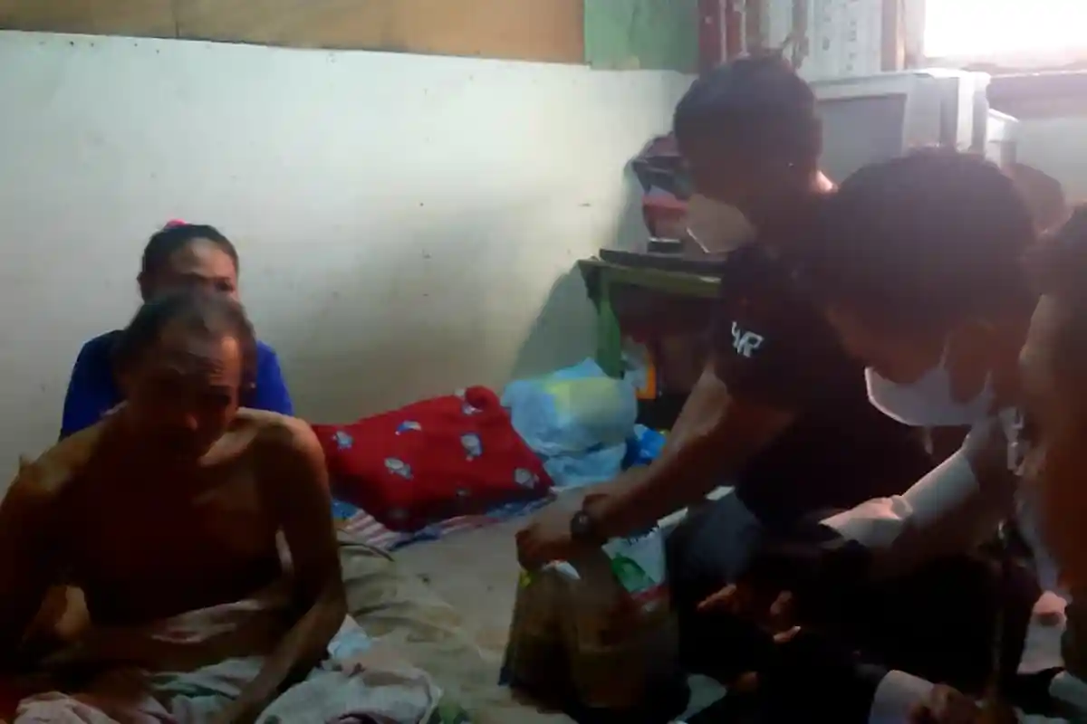 Polsek Ternate Selatan Santuni Penderita Stroke, Keluarga Syamsudin Ucapkan Terima Kasih