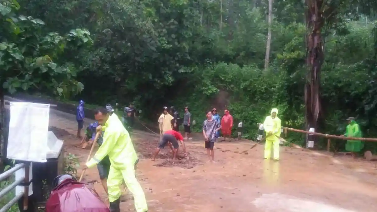 BREAKING NEWS : Luapan Air dan Material Longsor Tutup Akses Jalan Kalibawang - Magelang - longsor-magelang-3.jpg