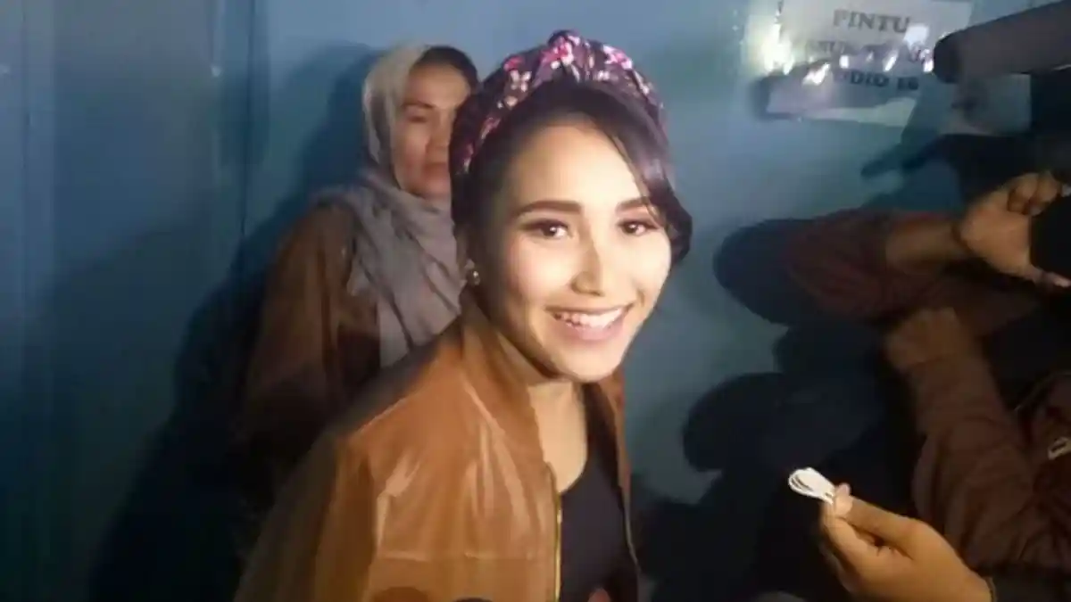 Liburan Bareng Anak Ayu Ting Ting Diprotes Netizen Karena Dianggap Berbusana Terlalu Seksi