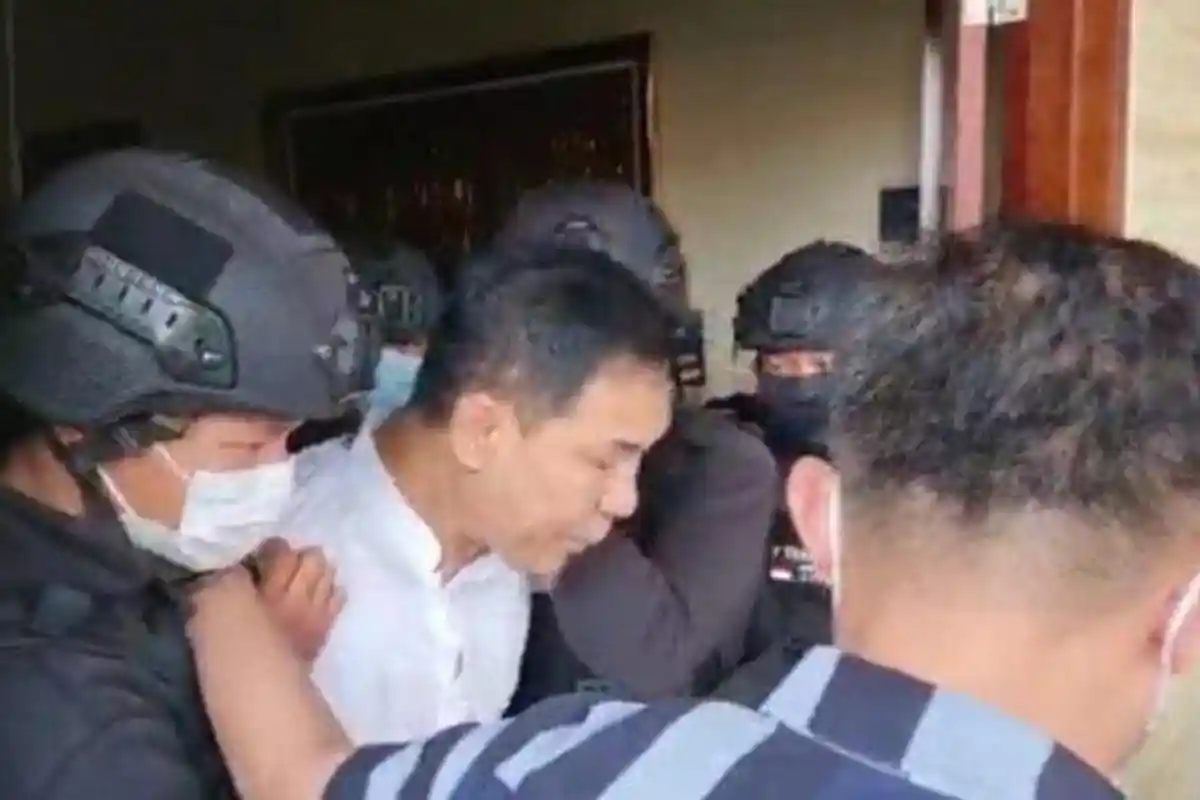 Munarman Dikabarkan Lumpuh Dalam Penjara, Sanga Kuasa Hukum Aziz Yanuar Ungkap Fakta ini