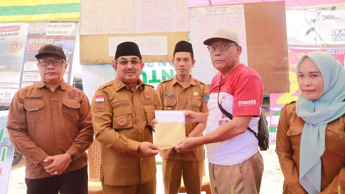 Bupati Anwar Sadat Kembali Serahkan Bantuan Kebakaran Teluk Nilau