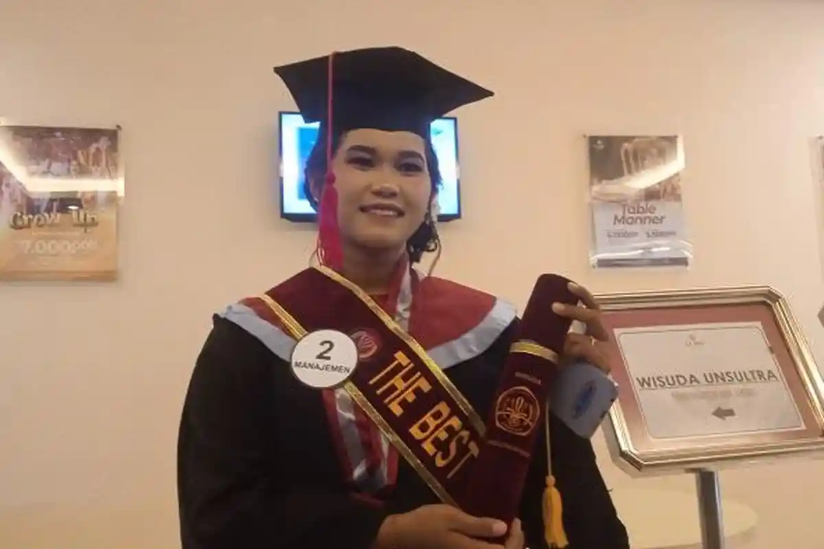 Meski Sambil Kerja di Warung Kopi, Ni Kadek Hartini Sukses Jadi Lulusan Terbaik Kampus Unsultra 2023