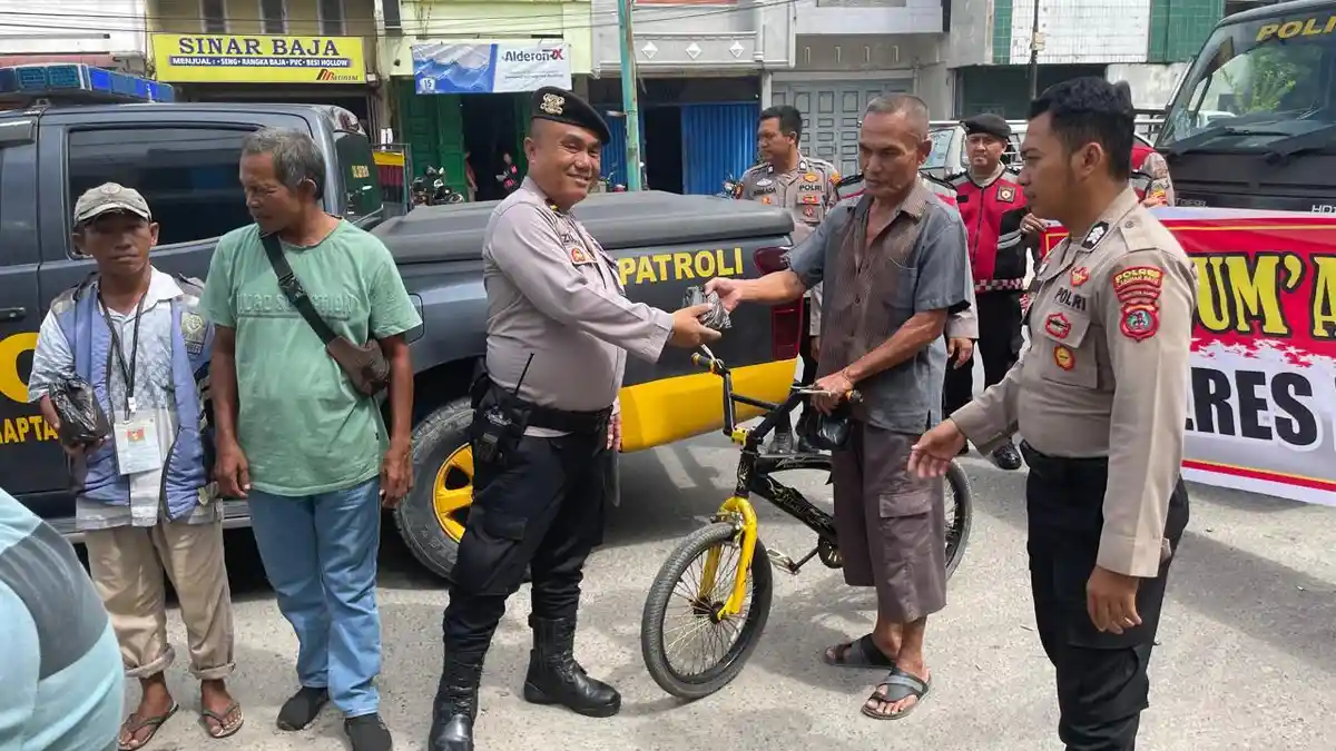 Samapta Polres Labuhanbatu Hangatkan Hati Pengemudi Becak dan Tukang Parkir, Bagi 50 Nasi Bungkus