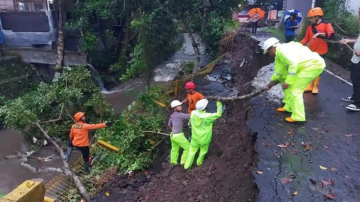Diguyur Hujan Deras, Tembok Pembatas Perumahan Griya Satria Banyumas dengan Sungai Bodas Ambrol