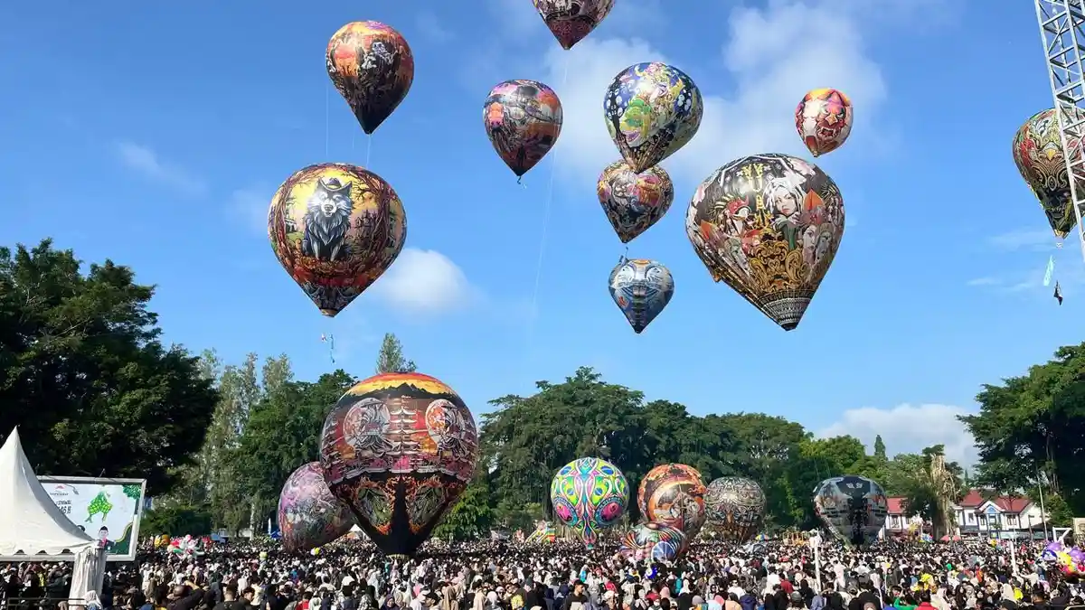 40 Balon Udara Raksasa Hiasi Langit Wonosobo dalam Puncak Festival Mudik 2025
