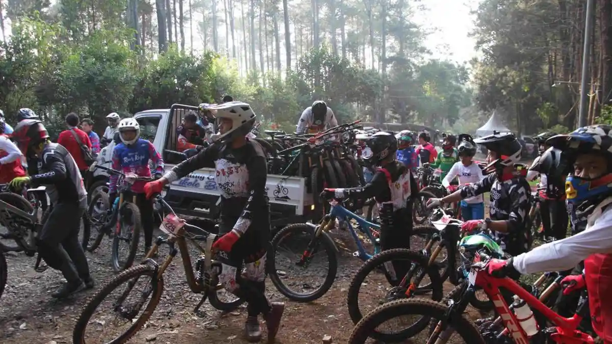 Seru! Ratusan Peserta Ikuti BSK Kumham-BNI Downhill Challenge di Cikole Lembang