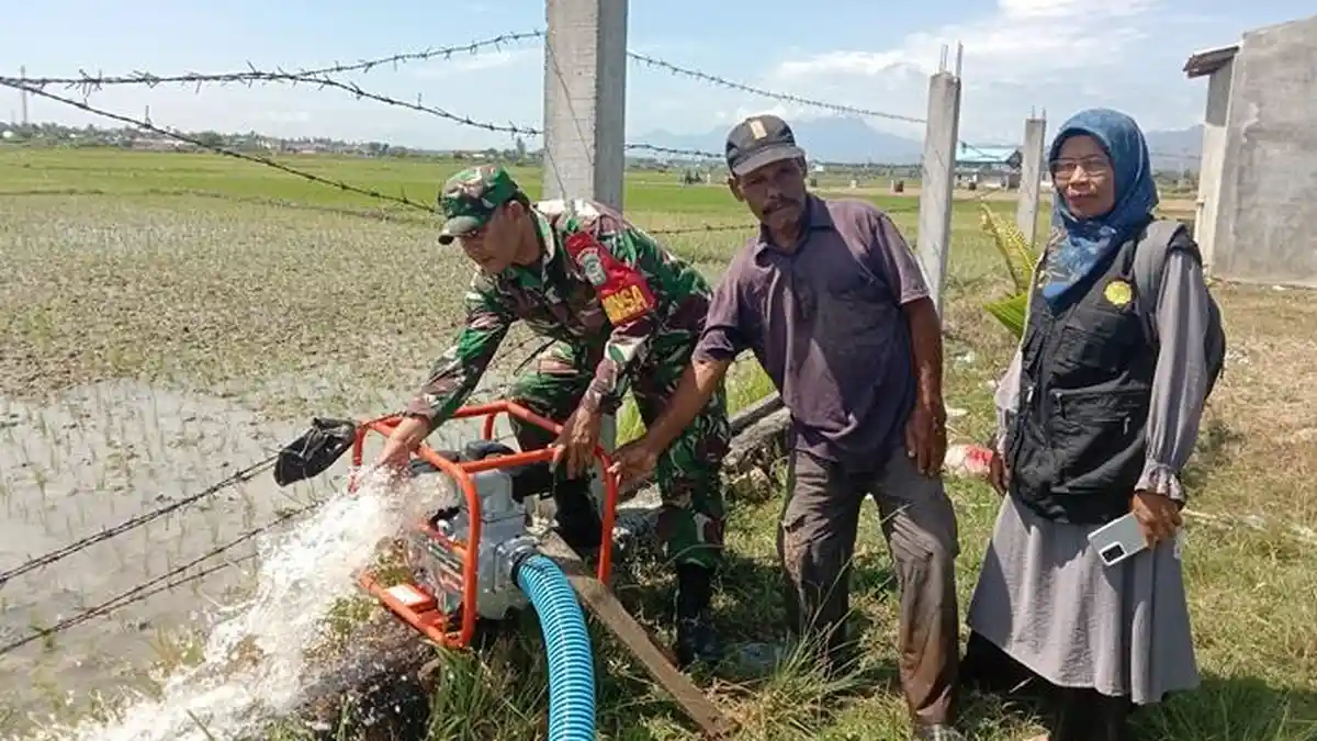 Babinsa Koramil 20 Darul Kamal Aceh Besar Bantu Petani Pasang Mesin Pompa Air Bantuan Kementan RI
