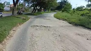 Lubang-dekat-kantor-bupati-buru-vb.jpg