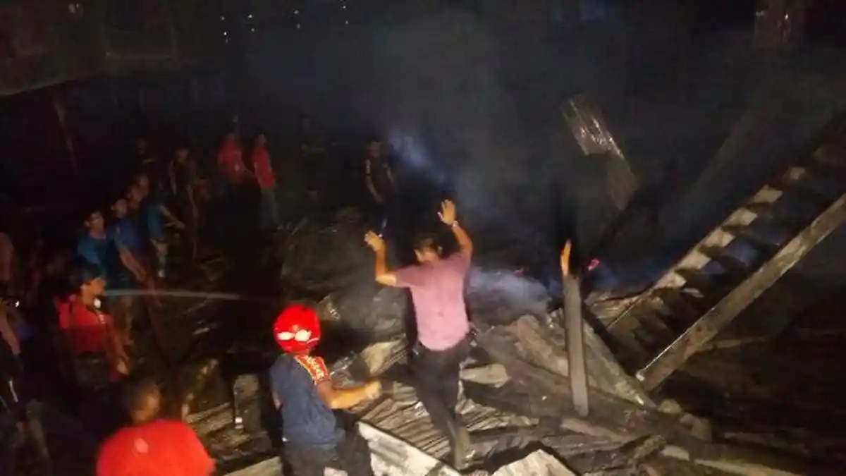 Kebakaran di Kampung Bujungtangayya Pangkep, 1 Rumah 2 Motor Hangus