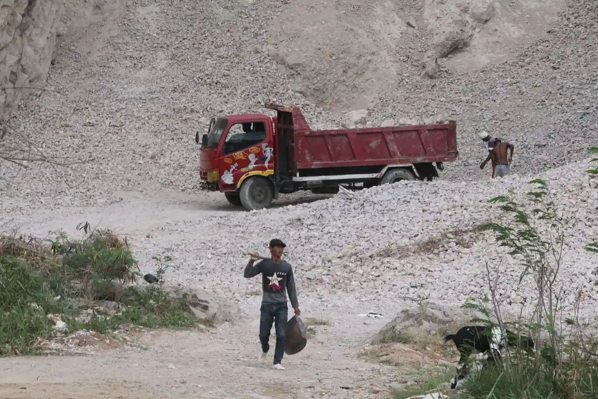 Terus Digerus, Bukit Kunyit Dianggap Sudah Tidak Ada