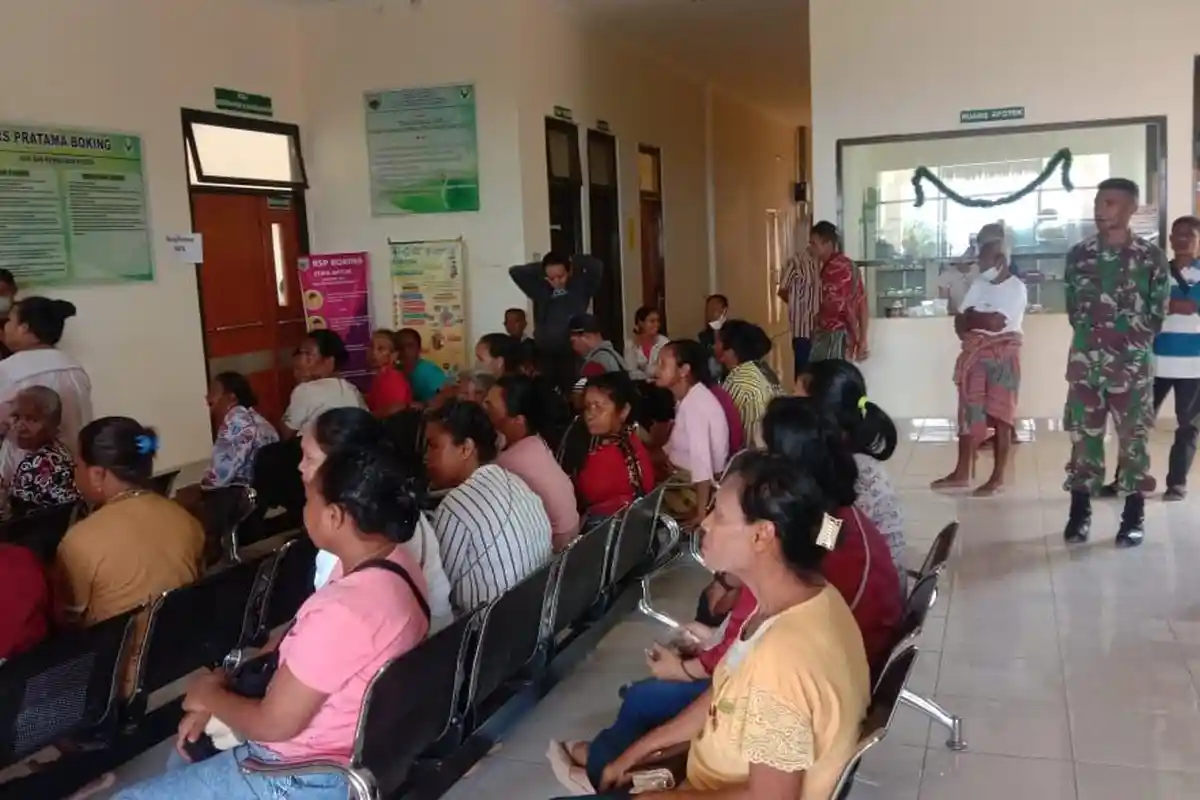 Babinsa Kodim 1621/TTS Koramil 04/Amanatun Utara Ajak Masyarakat Ikut Pemeriksaan Mata Gratis