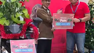 Hamzah-pelanggan-Telkomsel-di-Pontianak-berhasil-meraih-hadiah-1-unit-motor-Honda-Beat-CBS.jpg