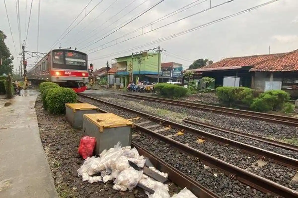 Kerupuk Berserakan di Rel, Ternyata Dagangan Pria yang Tertabrak Kereta, 3 Anaknya Kini Yatim Piatu