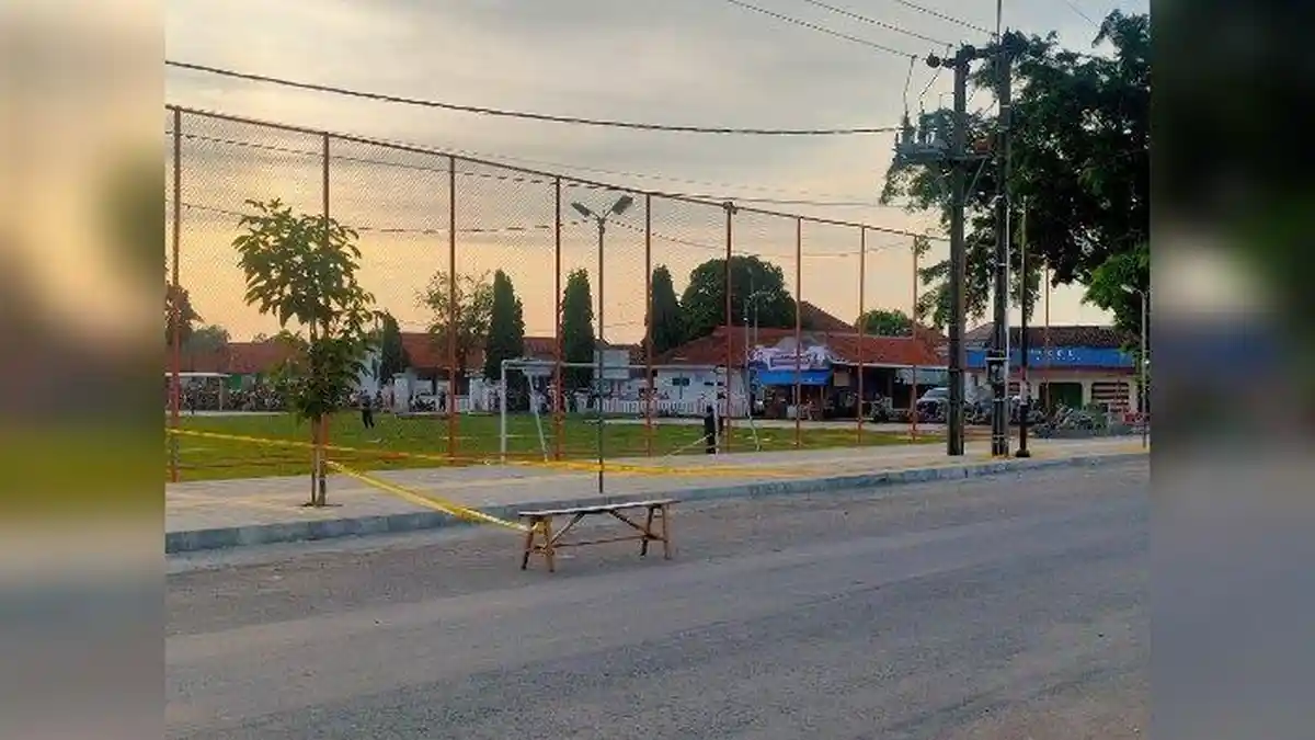 WARGA Majalengka Geger, Seorang Pria Mengaku Bawa Bom, Diikat Warga di Tiang Gawang Alun-alun