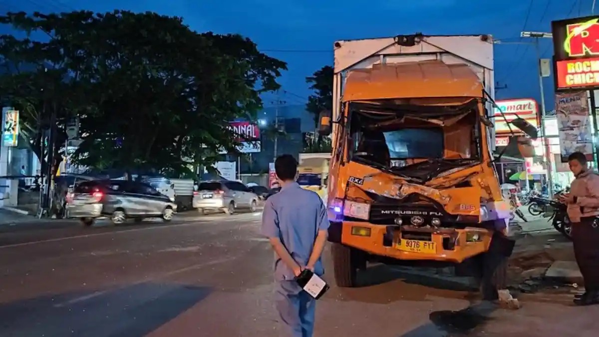 Kecelakaan Semarang,Truk Muatan Aki Alami Rem Blong Hantam Bokong Truk Molen di Depannya