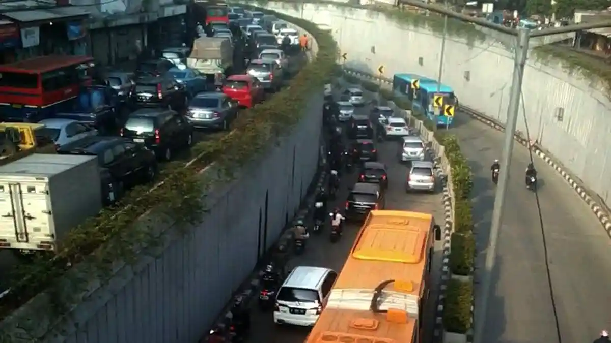 Pukul 08.15 WIB, Jalan Letjen Suprapto Menuju Senen Macet Total