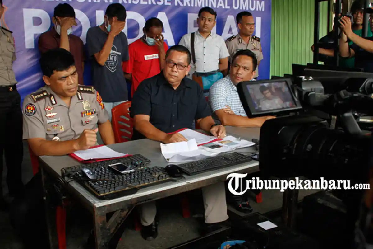 FOTO: Amankan Tiga Pelaku Judi Online, Tim Reskrimum Polda Riau Berikan Keterangan - foto_amankan_tiga_pelaku_judi_online_tim_reskrimum_polda_riau_berikan_keterangan_3.jpg