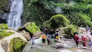 pengunjung-menyeberangi-sungai-menuju-air-terjun-kedung-kayang.jpg