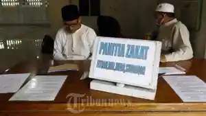 Warga-membayar-zakat-di-stan-pelayanan-zakat-fitrah.jpg