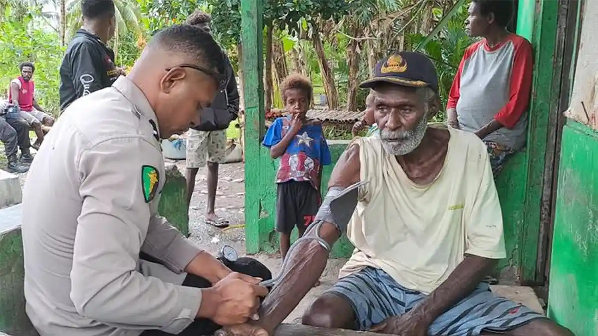 Tim Kesehatan Polri Obati Penderita ISPA Hingga Kampung Yokatapa Intan Jaya