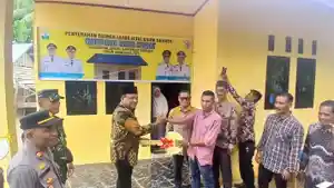 Bupati-Mukhlis-menyerahkan-duplikat-kunci-rumah-bantuan-kepada-Amrizal.jpg