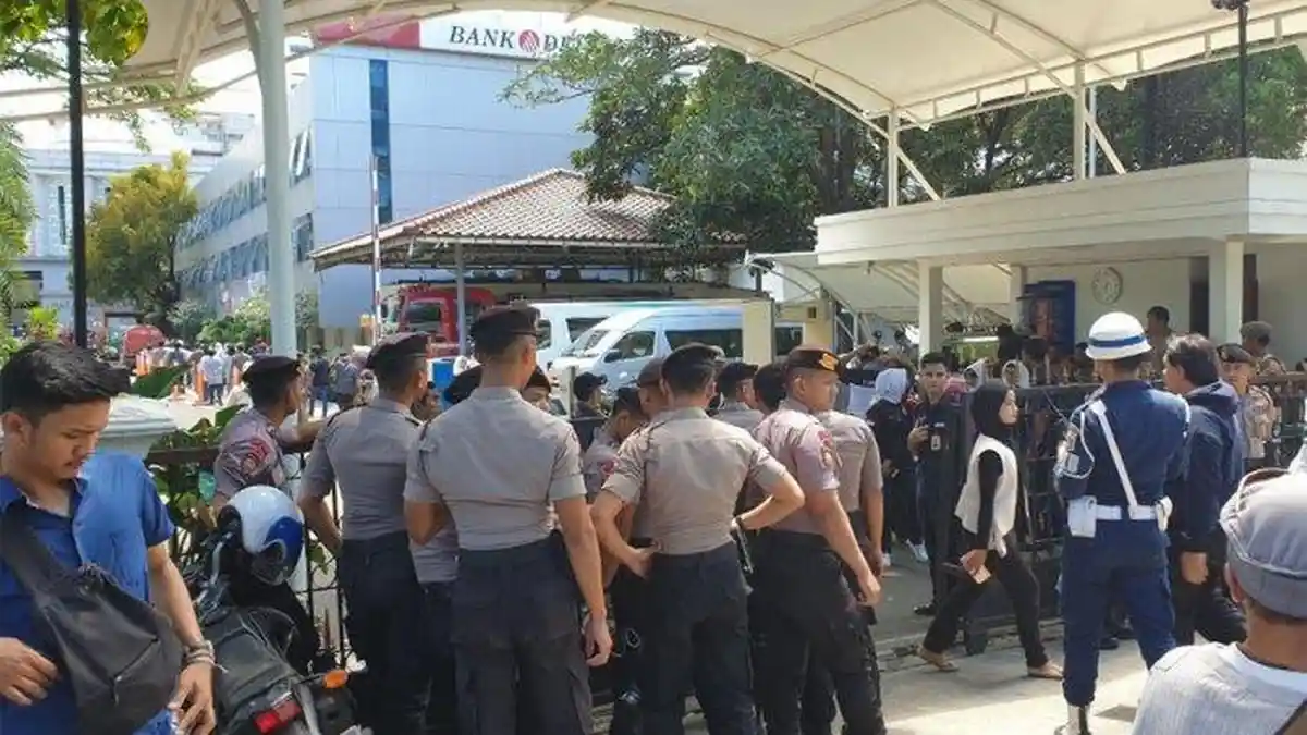 Massa Penentang dan Pendukung Anies Baswedan Demo di Balaikota DKI