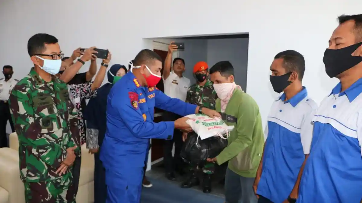 Lanud SIM dan Ditpolairud Polda Aceh Bagikan Sembako ke Pekerja Harian Lepas Bandara Malikussaleh