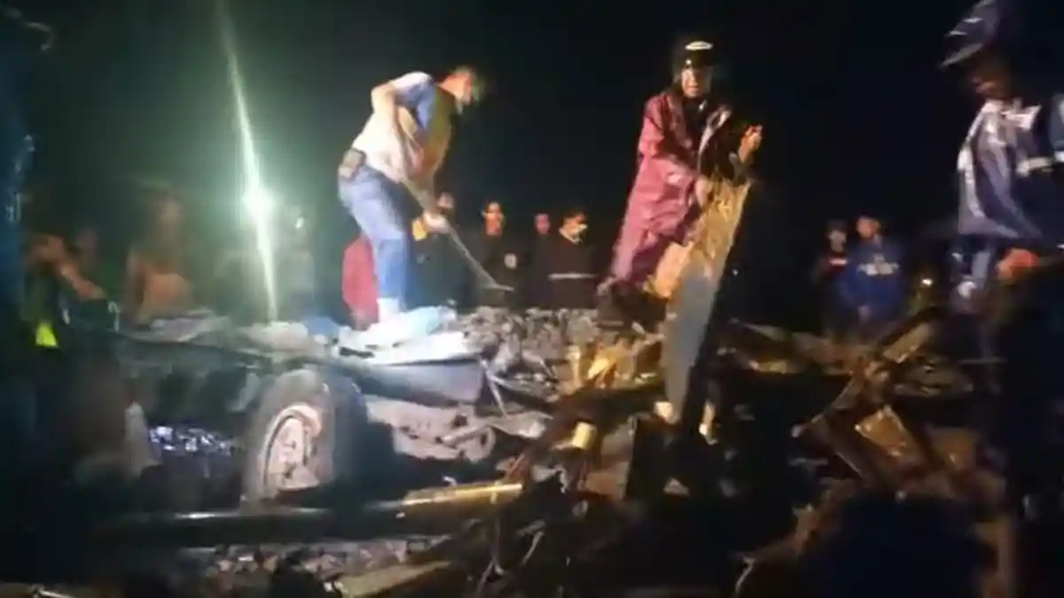 Truk Pasir Ringsek Tertabrak KA Argo Muria di Perlintasan Tanpa Palang Pintu di Haurgeulis Indramayu