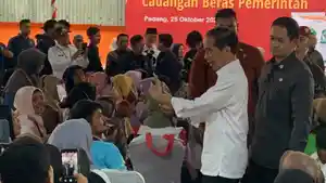 Presiden-Joko-Widodo-Jokowi-berinteraksi-dengan-masyarakat-saat-hadir.jpg