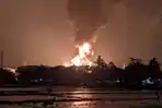 suasana-kebakaran-tangki-kilang-pertamina-ru-iv-cilacap-terbakar-pada-sabtu-13112021.jpg