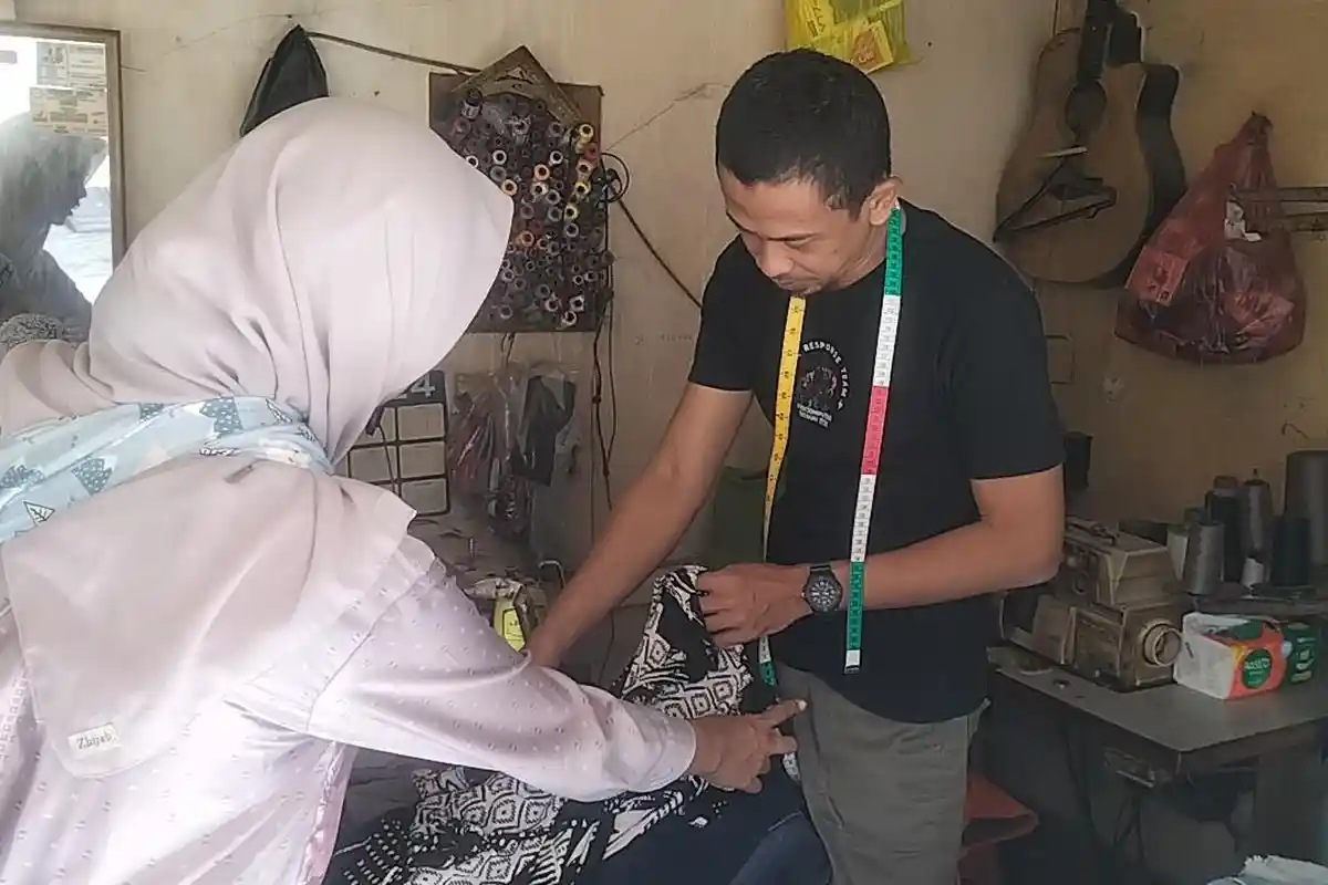 Jelang Lebaran, Orderan Permak Baju di Depok Membludak Bikin Penjahit Kewalahan