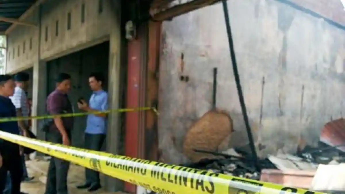 Diduga Tabung Gas Meledak, Pertokoan Tiga Pintu di Banjarbaru Terbakar