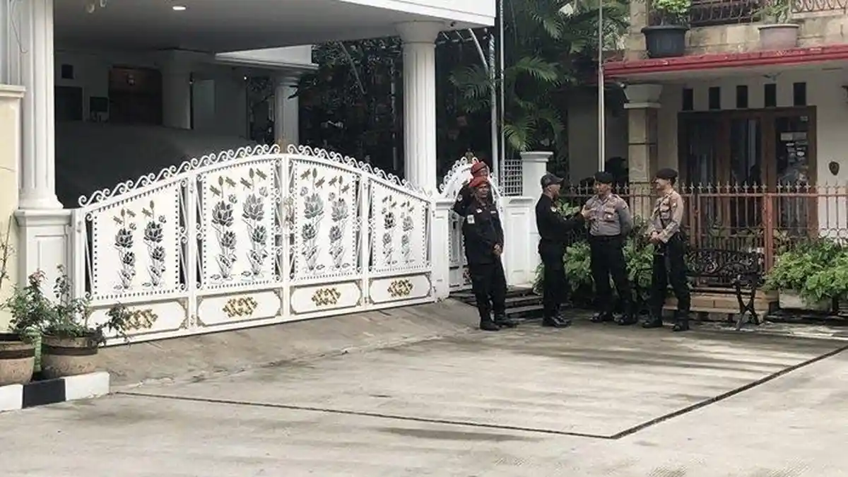 Fakta-fakta Penggeledahan Rumah Hasto Kristiyanto, KPK Sampai Bawa Koper