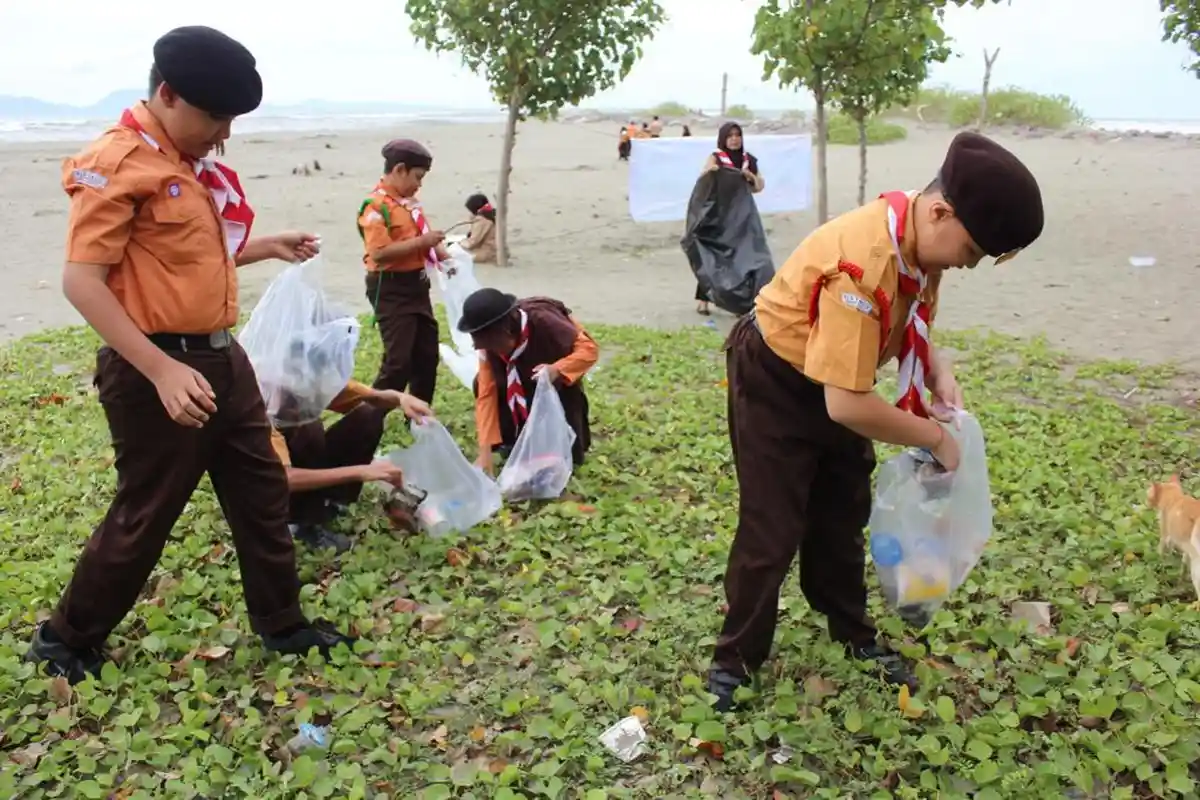 Jelajah Pramuka SLB TNCC Ajak Siswa Istimewa Bersihkan Sampah di Pantai Alue Naga