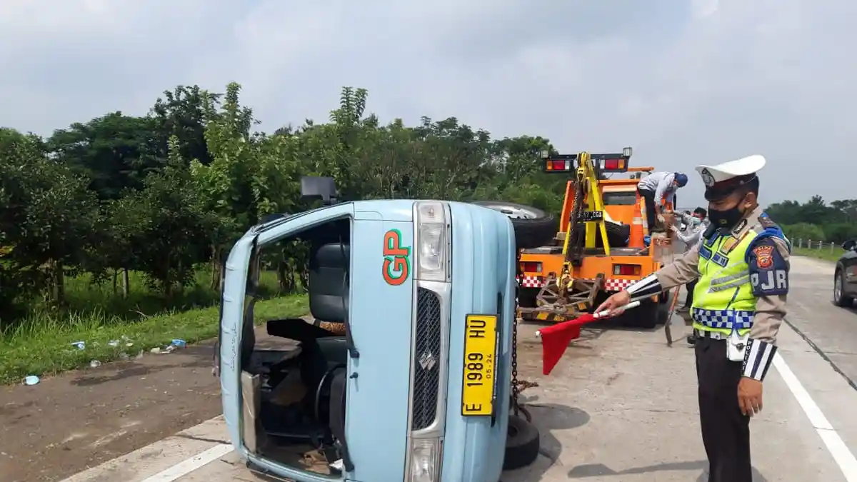 Kecelakaan Terjadi di Tol Cipali KM 178, Angkot GP Bermuatan 10 Orang Terguling, Tiga Luka Berat
