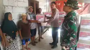 Bantuan-polisi-angin-puting-beliung-Tukdana-Indramayu-Kamis-2512024.jpg
