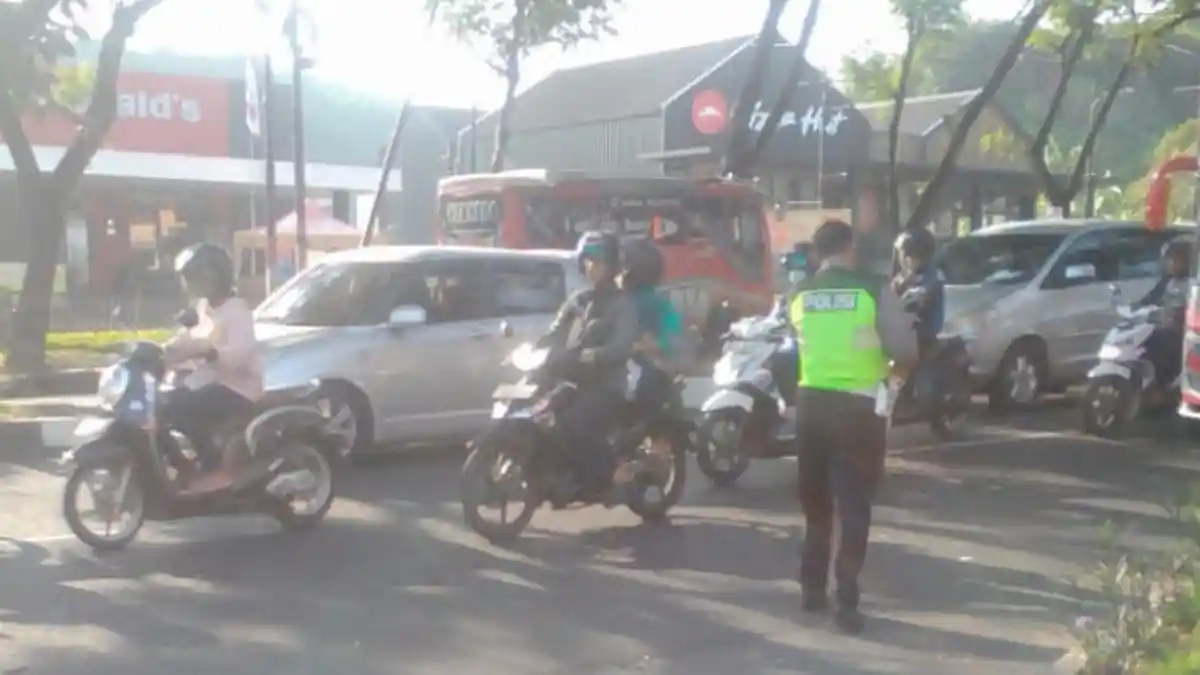 BREAKING NEWS : Kecelakaan Karambol di Ngaliyan Semarang Libatkan 2 Bus dan 1 Sepeda Motor