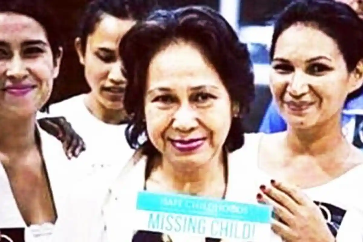 Margriet dan Anaknya Foto Tersenyum saat Pamer Poster Hilangnya Engeline