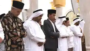 jokowi-salat-di-Solo.jpg