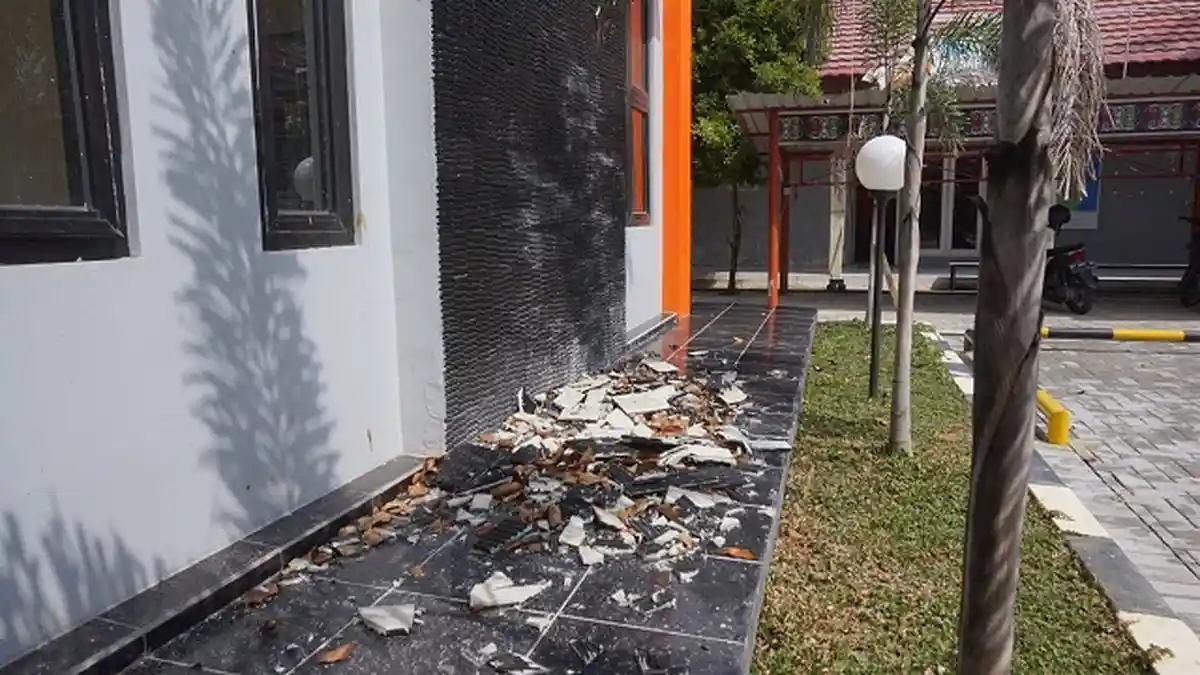 Bangunan Belum Digunakan, Batu Alam di Kantor Kelurahan Terlepas, Lurah: Lebih Baik Diganti Cat