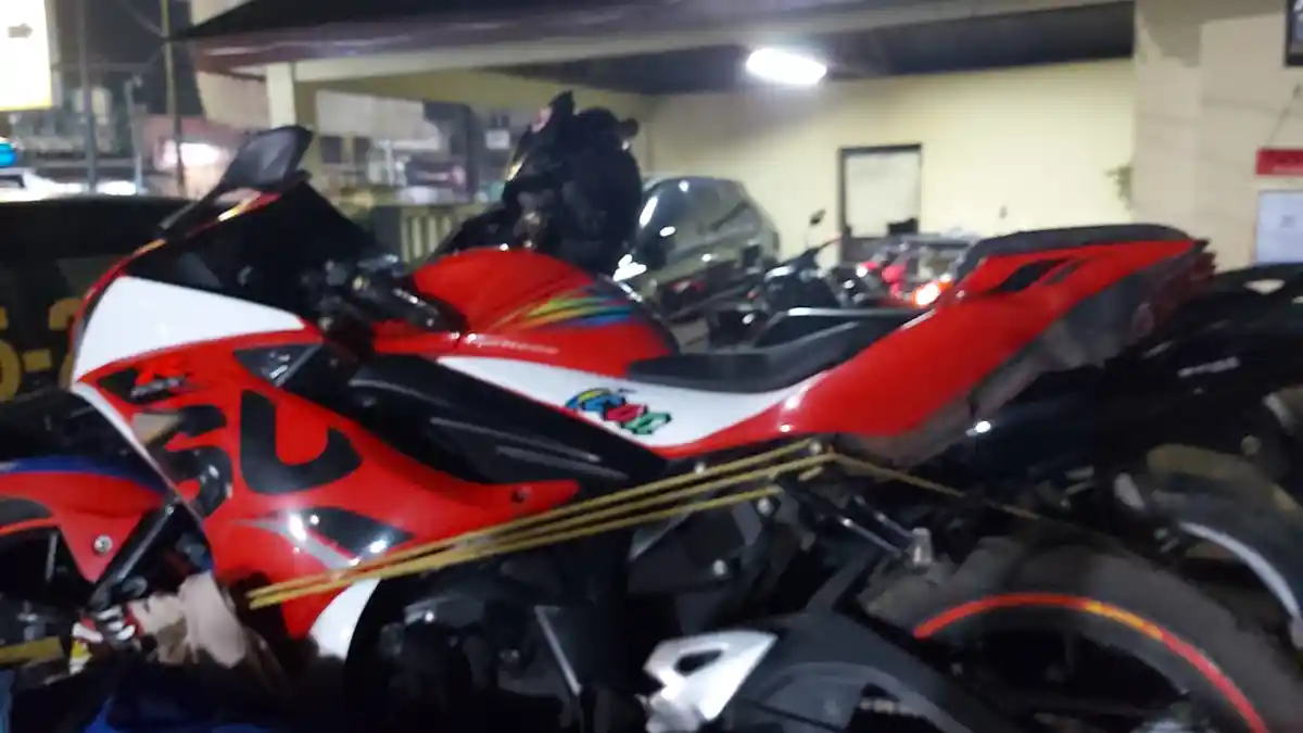 Polisi Temukan Barang Bukti Atribut dan Celurit Dari Anggota Geng Motor ...