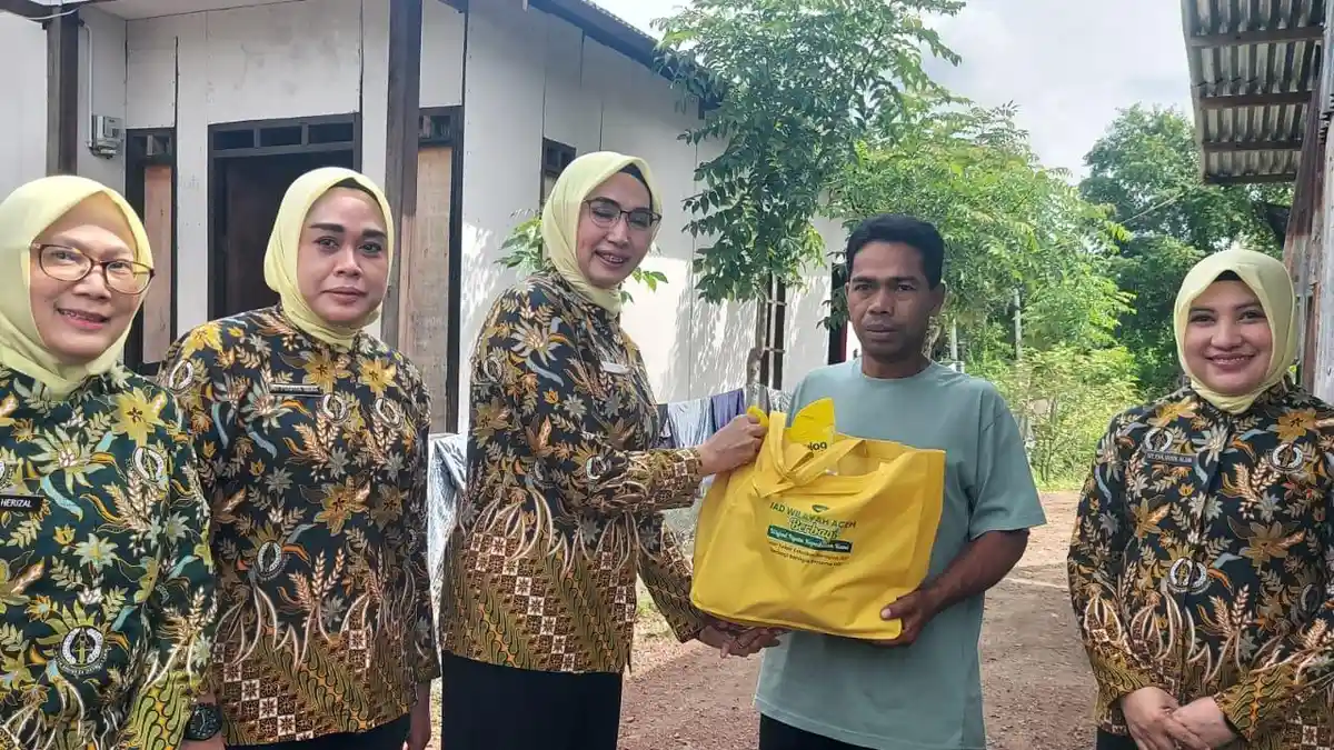 Senyum Warga Gampong Jawa Saat Terima Bantuan Paket Sembako dari IAD Kejati Aceh