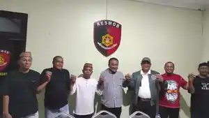Mikson-Yapanto-bersama-perwakilan-penambang-berjabat-tangan.jpg