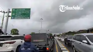 Kemacetan-di-sekitar-Jalan-Gergunung-jalan-mengarah-Gerbang-Tol-Klaten-efek-long-weekend.jpg