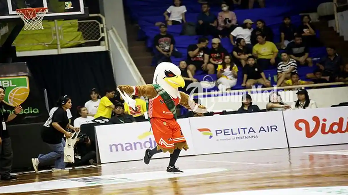 Berita Foto: Rajawali Medan Kalah dari Bali United Basketball dengan Skor Akhir 66-82 - 22032024_MASKOT-RAJAWALI-MEDAN_ABDAN-SYAKURO-1.jpg