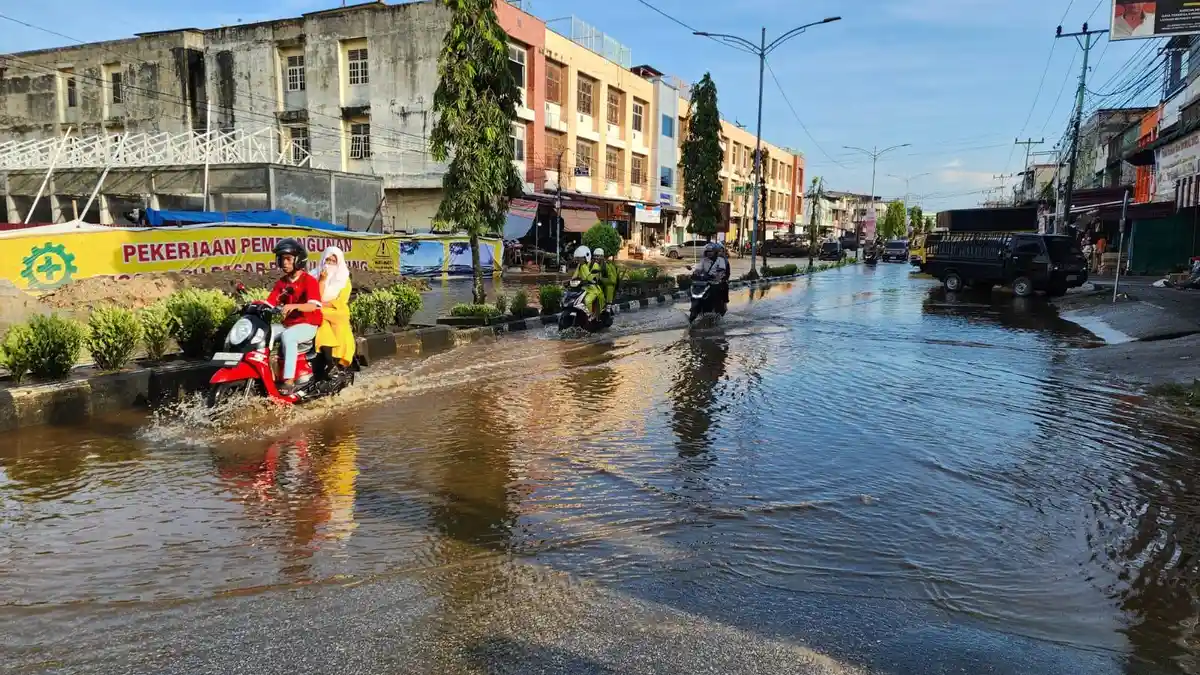 Pasang Keling Melanda Dumai Sejumlah Jalan Protokol Terendam Banjir