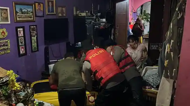 Personel Polda Metro Evakuasi Warga Terdampak Banjir di Ciracas Jaktim