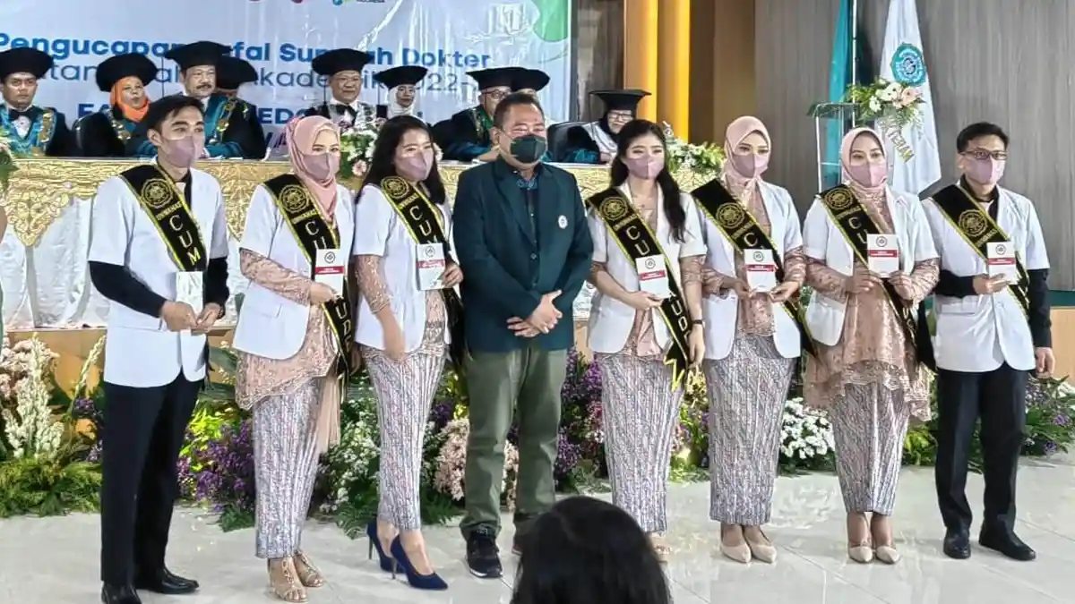 Kali Pertama, 7 Dokter Lulusan Fakultas Kedokteran Unwahas Semarang Disumpah