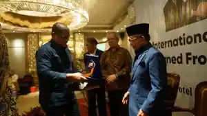 Kepala-BRA-serahkan-cindera-mata-kepada-Mantan-Menteri-era-Presiden-Soeharto-Abdul-Latief.jpg